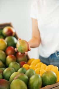 Persona que elige mango de una pantalla de mango